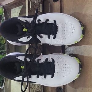 Under Armour Unisex Grade School Lockdown 5 Running Shoes